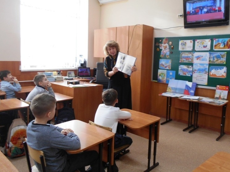 Симферопольские библиотекари провели в школе час познания истории Отечества