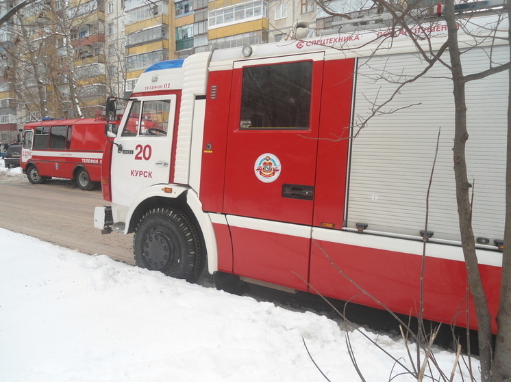 В Курске огнеборцы потушили горящий шкаф в квартире на Сумской
