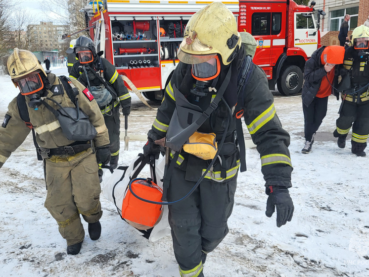 Костромские спасатели отрабатывали ликвидацию пожара в лицее №17