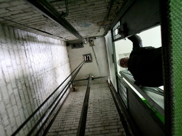 В многоэтажке Владимира сорвался лифт с людьми