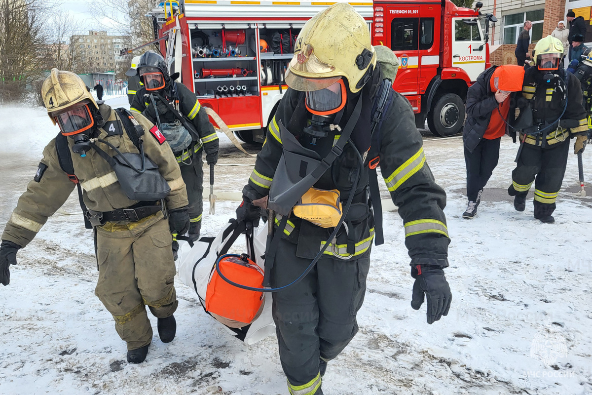 Костромские спасатели отрабатывали ликвидацию пожара в лицее №17
