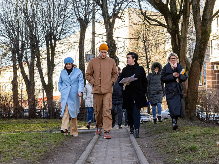 Алиханов рассказал, где одевается его супруга