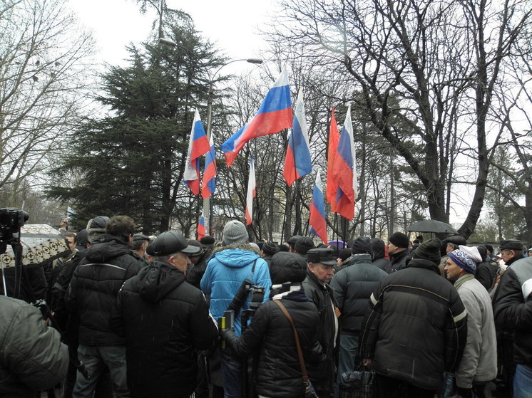 Мартоян: мы попросили, чтобы у нас был крымский и российский флаги