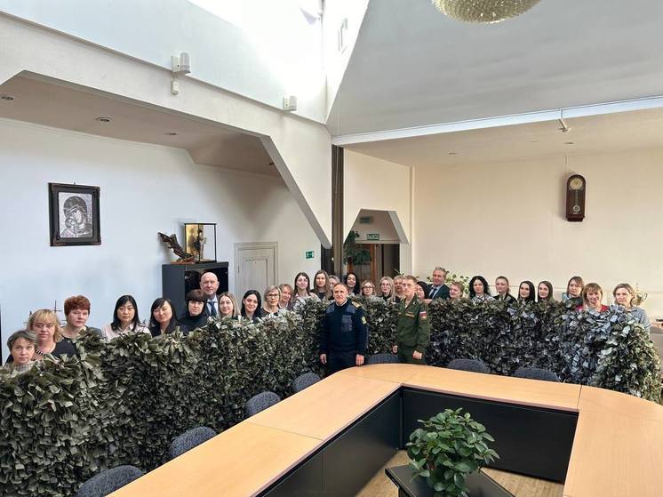 Сотрудники Сахалино-Курильского ТУ Росрыболовства сплели маскировочную сеть для бойцов СВО