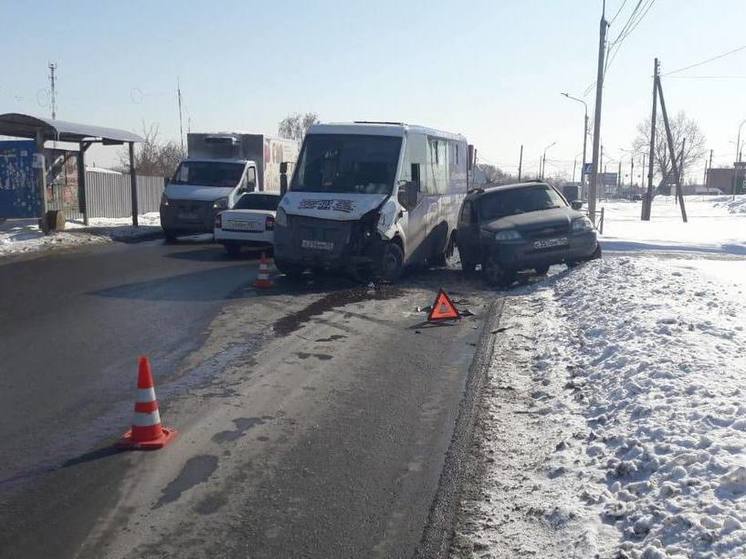 Пострадали пассажиры: в Омске в маршрутку врезалась иномарка