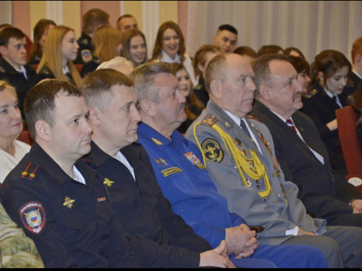 В Смоленске сотрудники УМВД и ветераны органов внутренних приняли участие в торжественном выпуске студентов колледжа