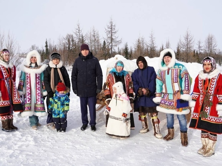 В Приуралье семью ушедшего на фронт тундровика обеспечили материалами для чума