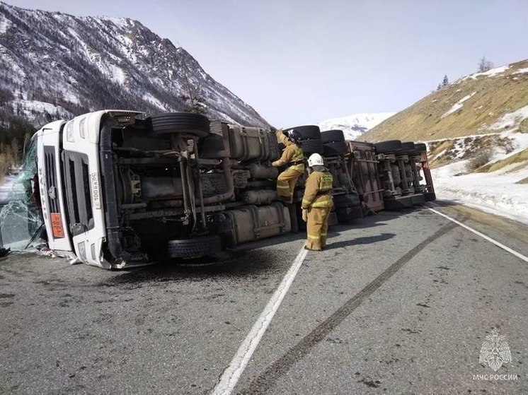 На Алтае ввели режим ЧС из-за разлива топлива по Чуйскому тракту