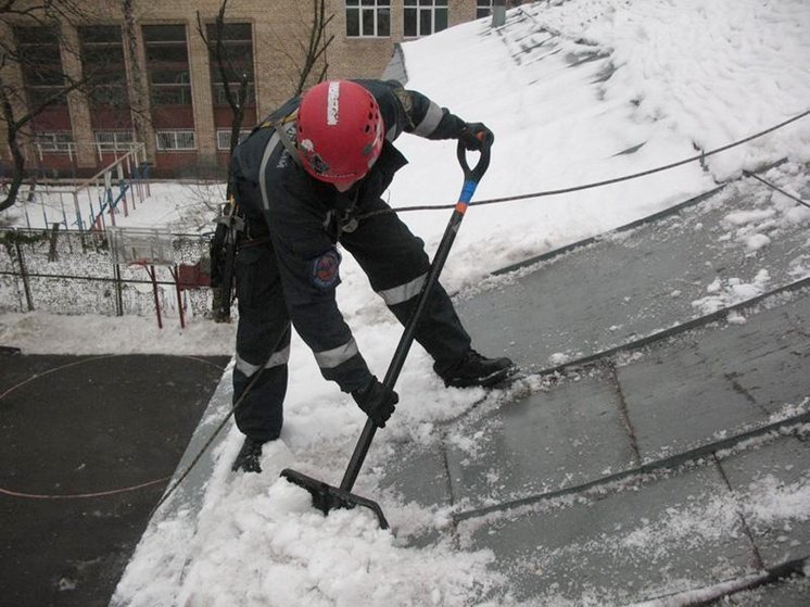 В Новосибирске не успевают очистить крыши от снега и наледи