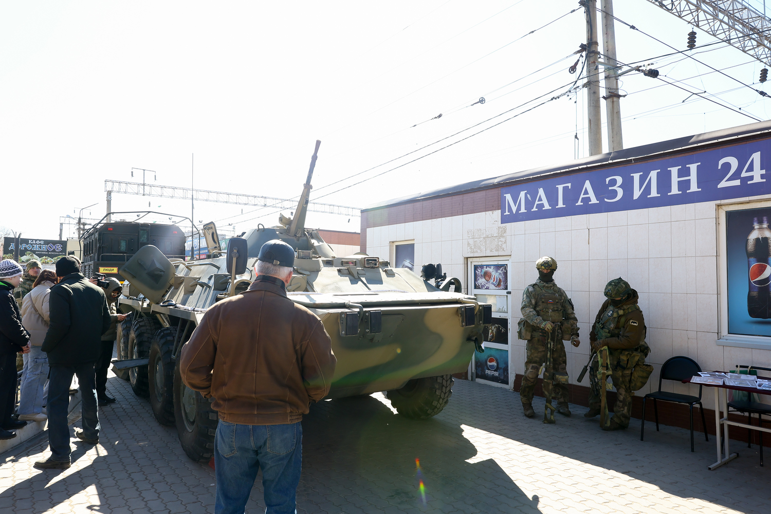 Как в Астрахани встречали агитпоезд «Сила в правде»: кадры автоматов, солдатской каши и военной техники 