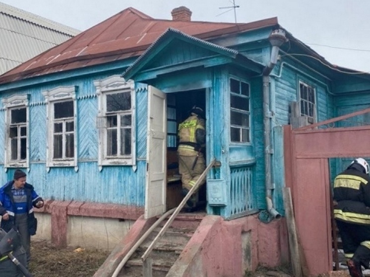В Курске на улице Луговской сгорел жилой дом