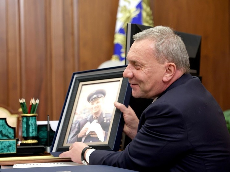 Пескову не известно, где сейчас портрет Гагарина, подаренный Путину