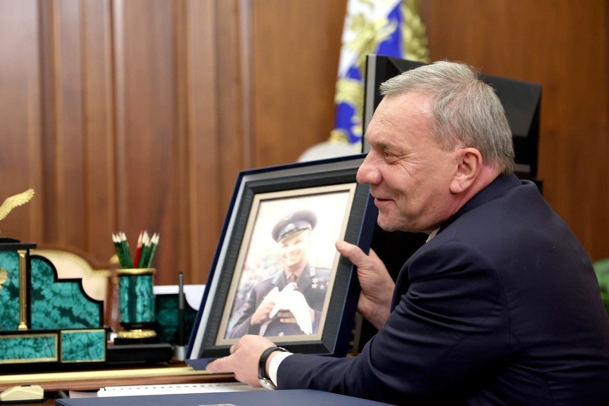 Peskov spoke about the fate of the Gagarin portrait presented to Putin