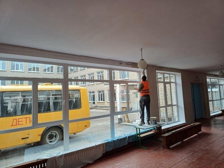 Пензенцы помогли заменить окна в Токмакской школе №6