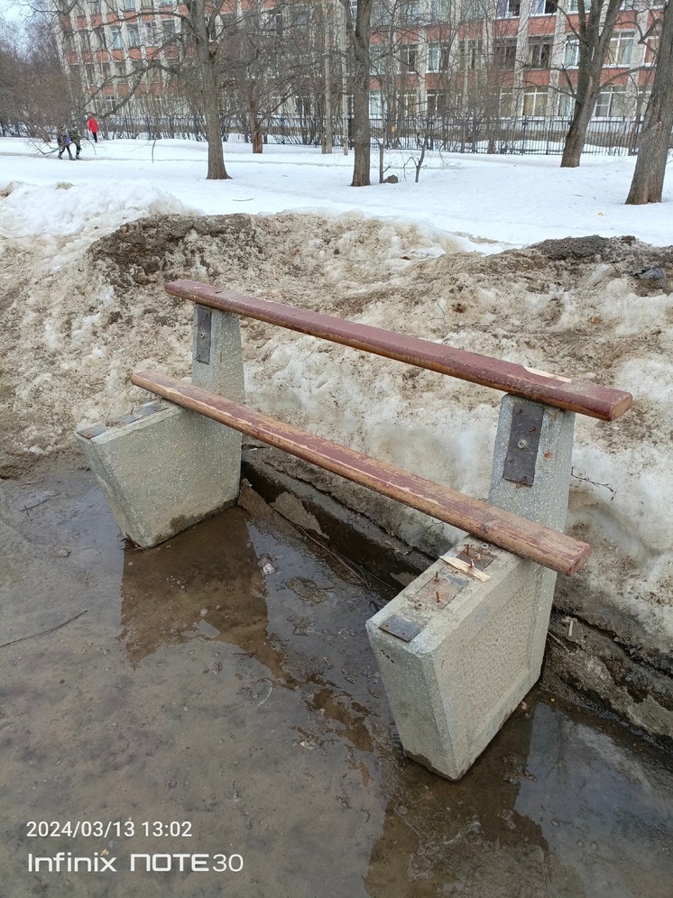 Скамейку без сидушки, зато с острыми шурупами нашли в Петрозаводске