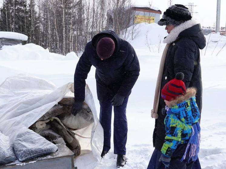Жена и дети бойца СВО на Ямале получили брезент и печь для чума