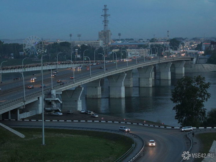 Мощные пробки возникли в Кемерове, остановив движение на одном из мостов