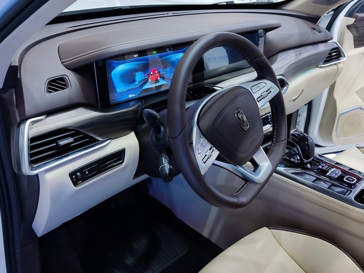 Гостей и делегатов ПМЭФ-2024 будут возить на бизнес-седане Lada Aura