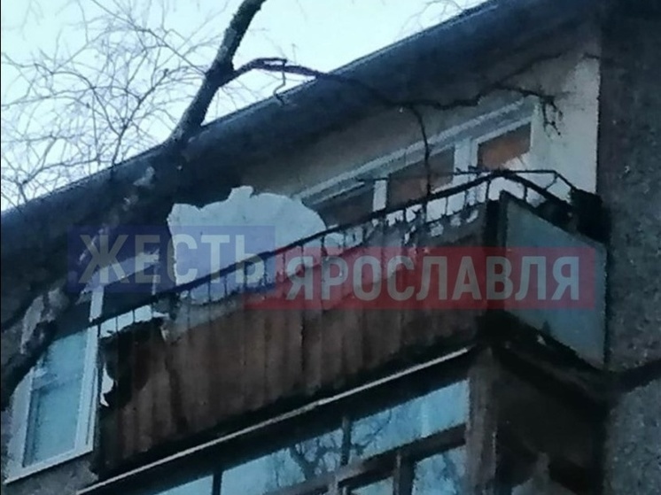 В Ярославле глыба льда с кровли едва не отломала балкон