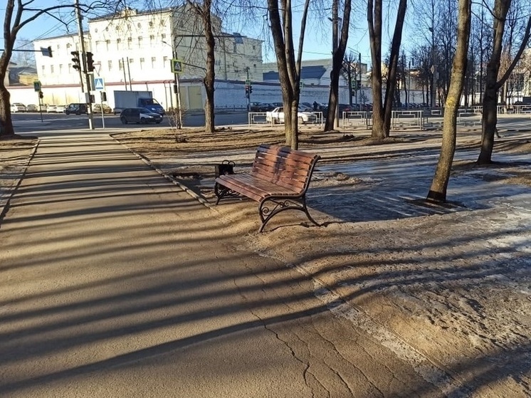 В смоленских скверах появились новые лавочки