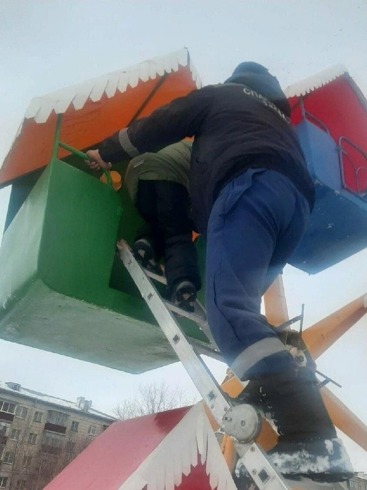 В казанских Дербышках ребенок застрял на карусели