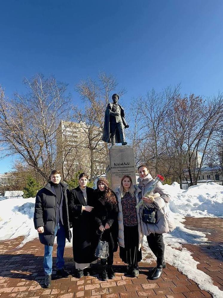 Представители Херсонщины в Москве принесли цветы к памятнику Маргелову