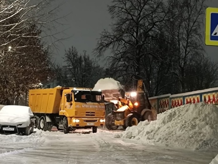 Кировским подрядчикам поручили увеличить темпы вывоза снега