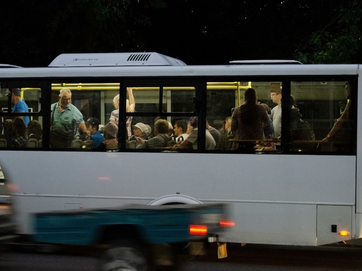 Водитель автобуса в Кузбассе был привлечен к ответственности за вальяжное поведение во время движения