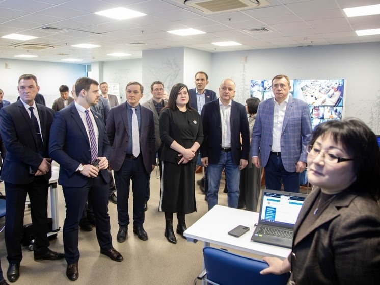 Губернатор Лимаренко проверил работу Центра общественного наблюдения за выборами
