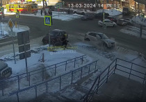 В Барнауле на перекрестке столкнулись два автомобиля. При этом в момент аварии рядом оказался пешеход, который чудом не пострадал. 