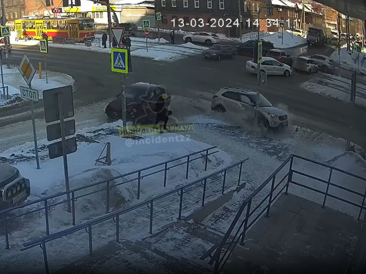 При столкновении двух машин в Барнауле едва не пострадал пешеход