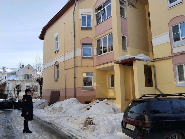 Жительница Рыбинска получила серьезные травмы из-за глыбы льда, упавшей с крыши