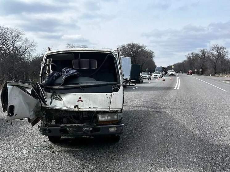 В столкновении двух грузовиков на трассе "Кавказ" пострадал водитель