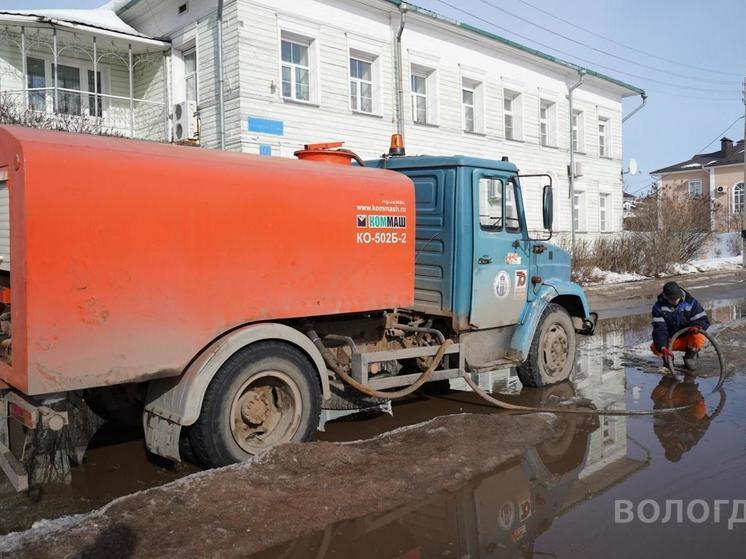Около 300 колодцев ливневой канализации прочистили коммунальщики в Вологде