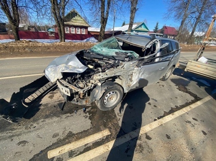 В Тверской области водитель автобуса устроил ДТП, пытаясь развернуться