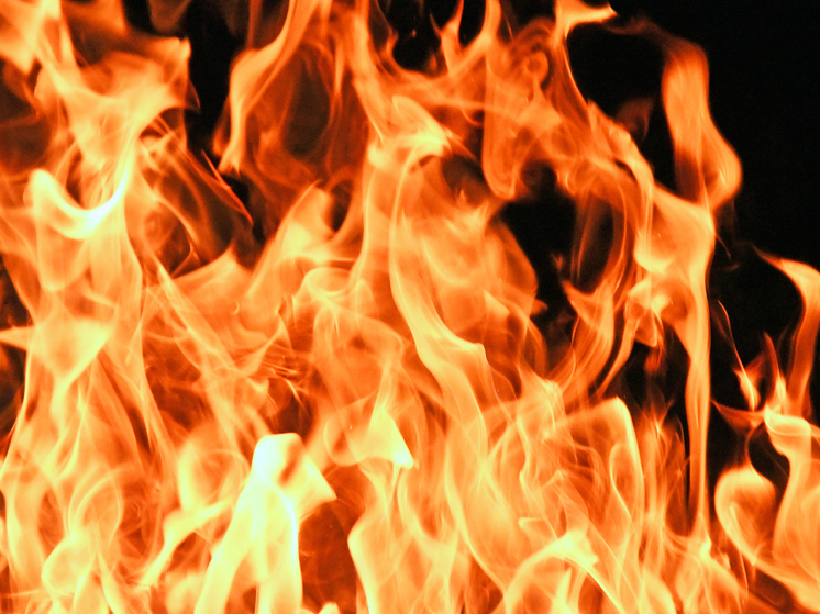 Пламя уничтожило фургон на трассе в Карелии