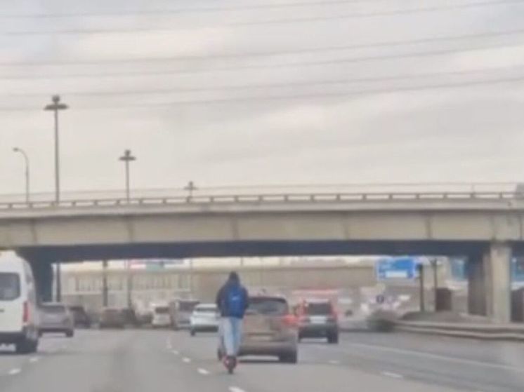 Самокатчик прокатился по шоссе со скоростью 70 км/ч