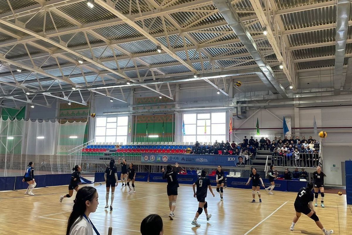 The women's volleyball championship began in the village of Borogontsy, Yakutia.