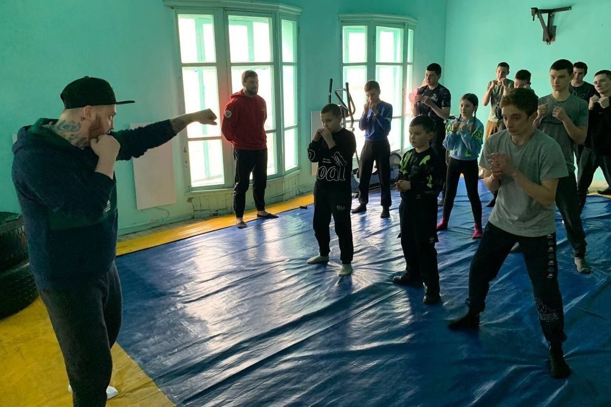 An Olympic Games participant held a boxing master class in Velikiye Kopani