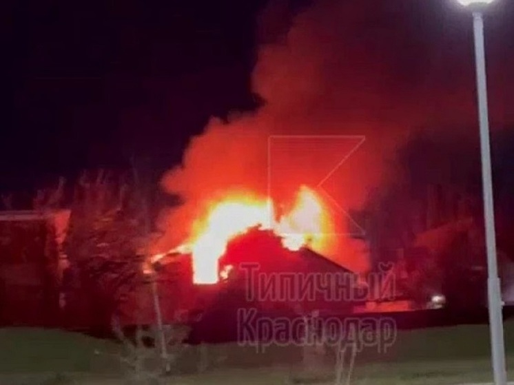 Пожар в поселке под Краснодаром тушили 16 огнеборцев