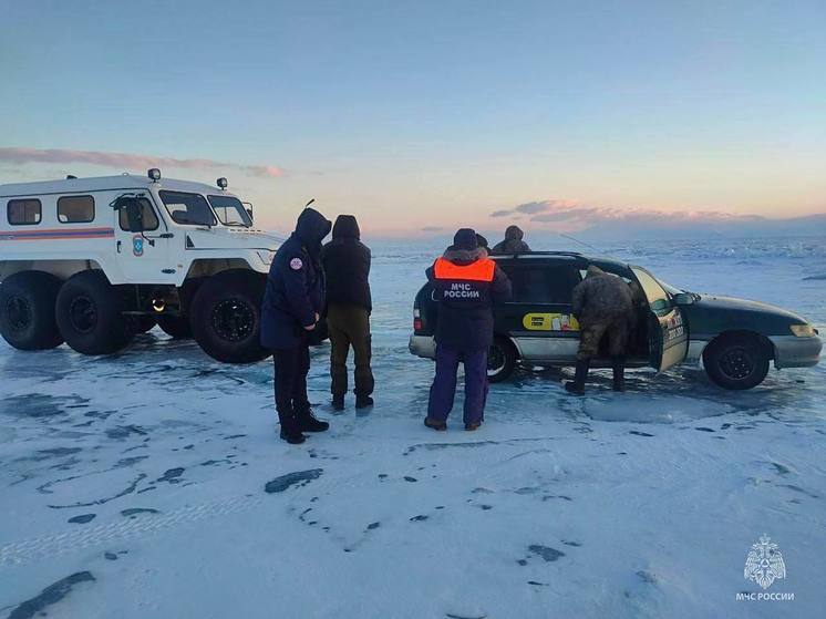 На Байкале в Бурятии сломался автомобиль с рыбаками