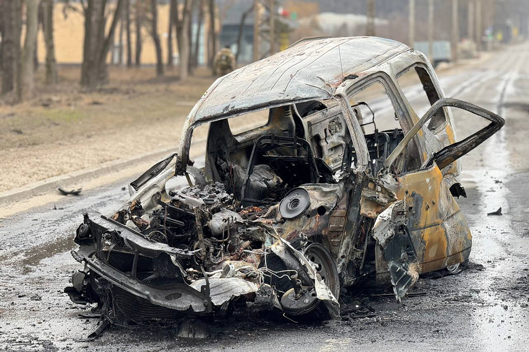 Появились кадры последствий атаки на Белгород: сгоревший автомобиль, воронки, разрушенные дома