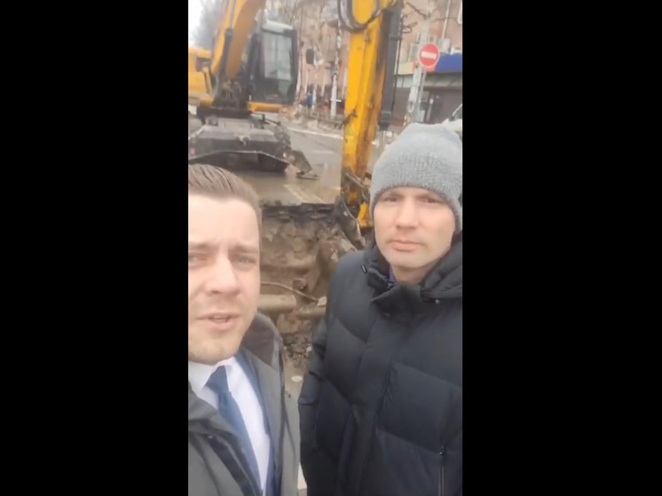 Огромную яму вырыли рабочие в самом центре Петрозаводска