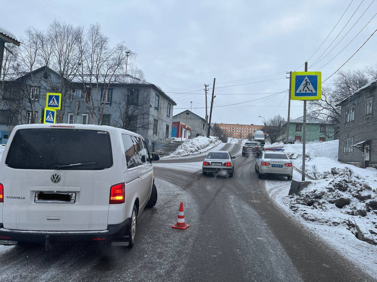 Выбежавшую на дорогу малолетнюю мурманчанку доставили в больницу