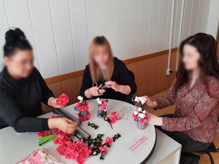 Осужденные женщины в Хабаровском крае научились делать подарочные букеты