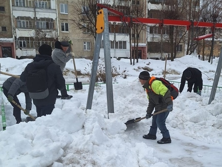 На бульваре Чавайна в Йошкар-Оле расчистили детские площадки от снежных завалов