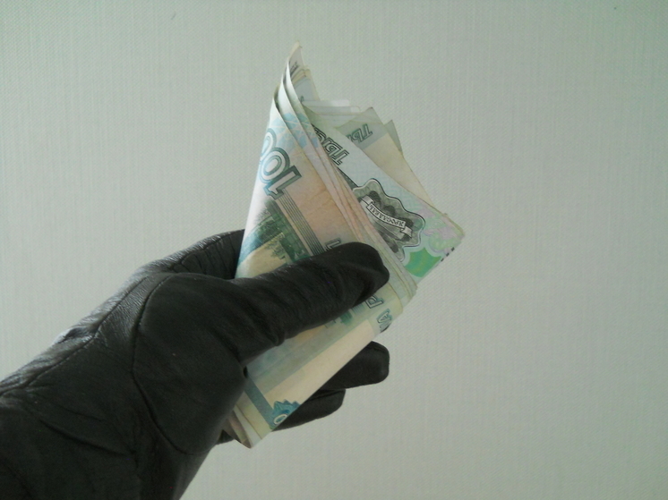 Жительницу Соликамска осудили за траты по чужим банковским картам