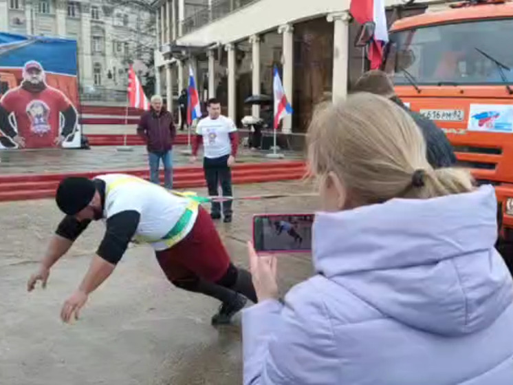 В Керчи силач установил рекорд, протащив «КамАЗ» Путина 100 метров