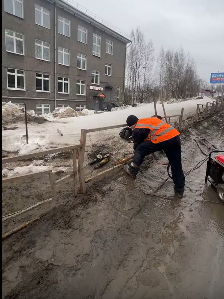 Дорожники начали чинить в Петрозаводске ограды, снесенные во время уборки снега