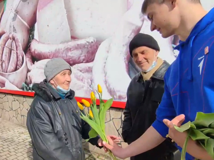 Активисты провели в Скадовске акцию «Цветы без повода»